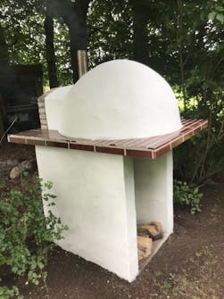 Utsmykk pizzaovn ute Utsmykk pizzaovn med hvit puss